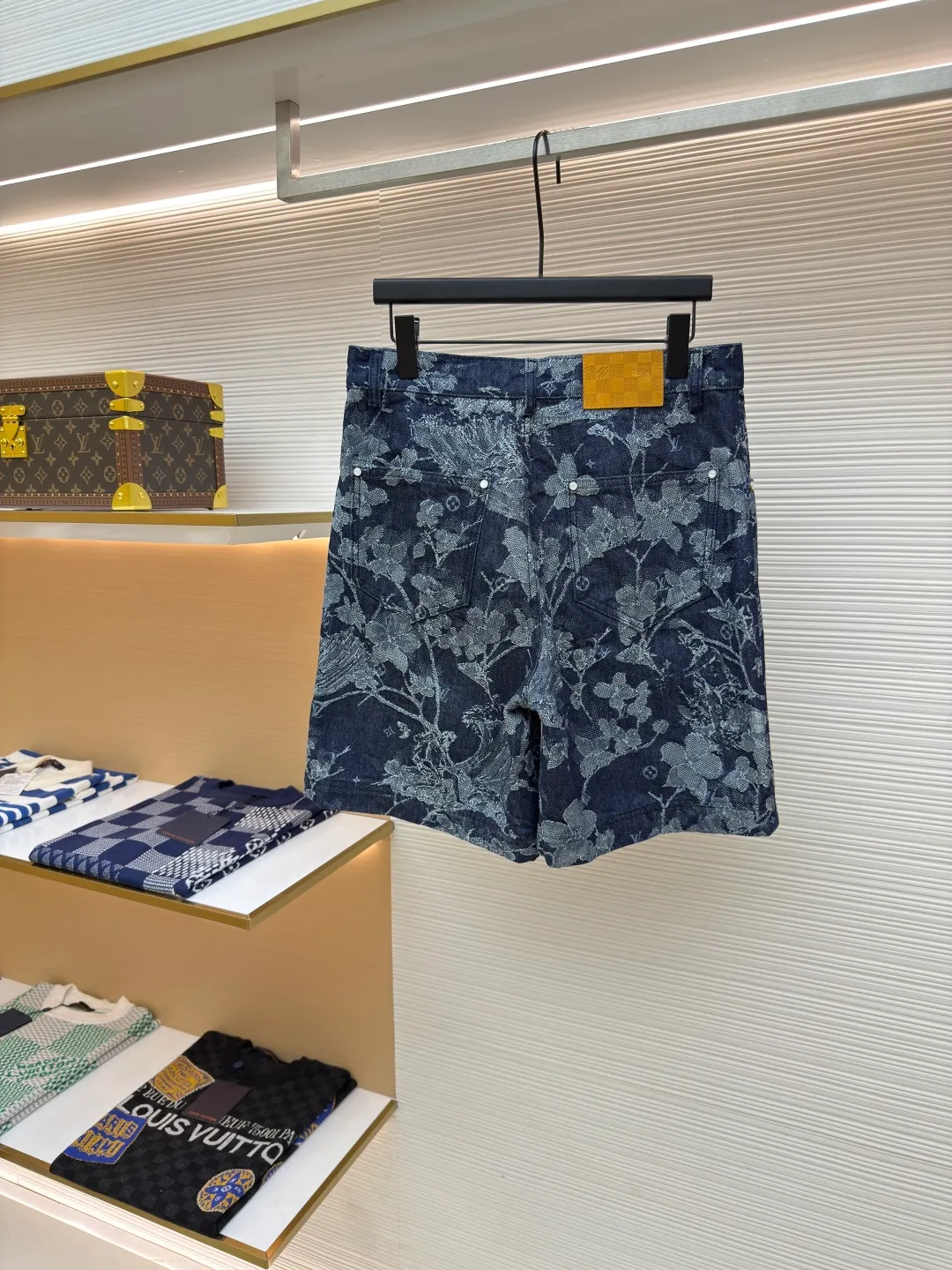 LOUIS VUITTON floral embroidered letter shorts ●Authentic product: Purchased and developed by 14299 ●Item number: 1680179-B15 ●Fabric: denim fabric ●Technology: jacquard production ●Version: fitted version ●Weight: about 540 grams ●Size: 30-32-34-36 ●Description: Made of customized cotton jacquard denim fabric, 100% cotton imported yarn, decorated with floral and surf pattern designs throughout, Monogram pattern is depicted on it, the jacquard is integrated with the fabric, and the placket is molded with customized pearlescent buttons with LV letter logo, truly 1:1 copy. The overall wiring is straight and delicate, the fabric is comfortable and soft, and the color is consistent without color difference. It can be matched with the same style to create a fashionable look and control various occasions. Customized accessories, complete with three standards, same style for men and women!